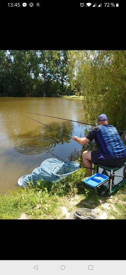 Camping La Garenne De Moncourt 뤼 외부 사진